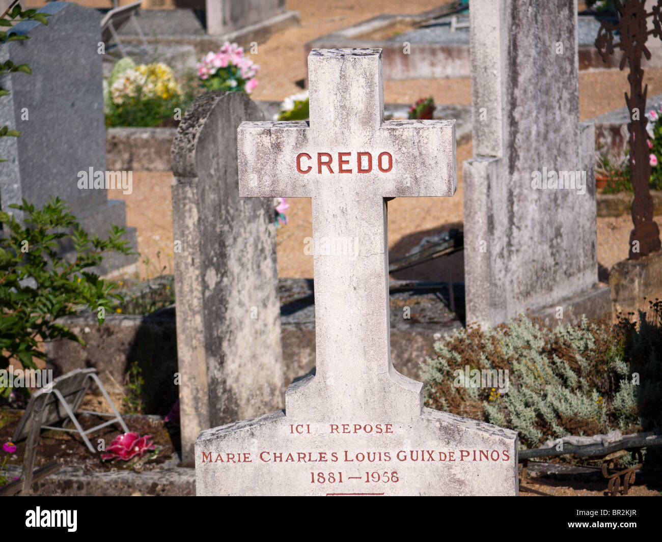 Cruz grave en el cementerio Fleurie en el Beaujolais, Francia Foto de stock