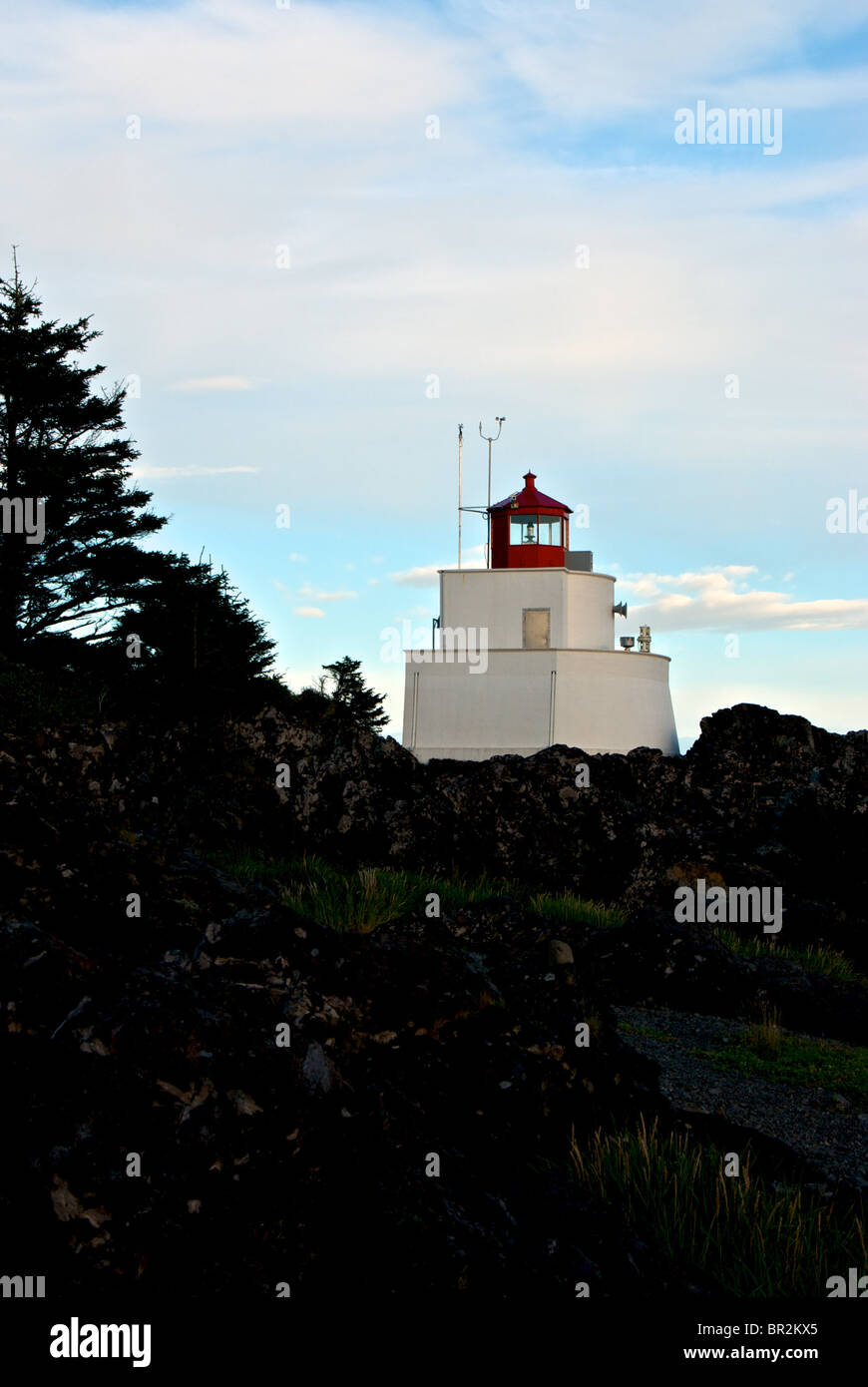 Océano Pacífico resistente esculpidas por el viento y las tormentas costa rocosa en punto Amphitrite lighthouse Ucluelet A.C. Foto de stock