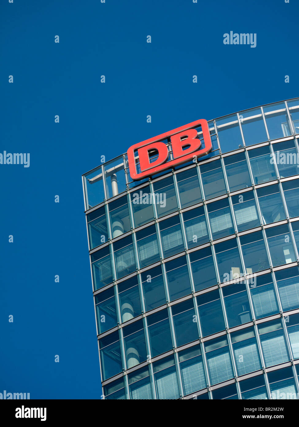 Detalle de la torre de la oficina sede de DB o de la compañía nacional de ferrocarriles Deutsche Bahn en Berlín, Alemania Foto de stock