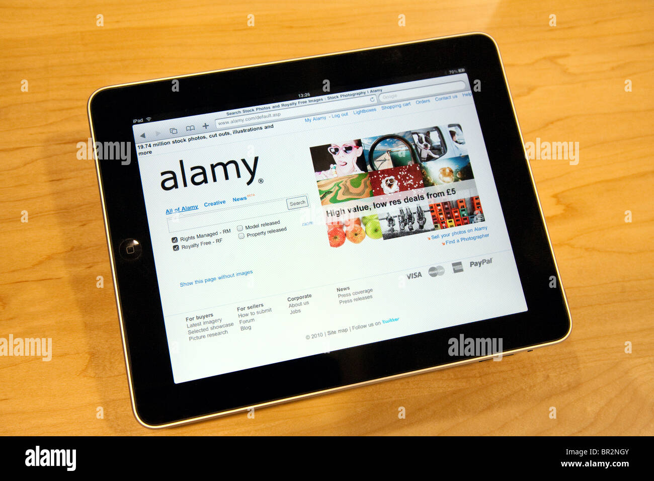 Un iPad de Apple mostrando el Alamy homepage, PC World, Cambridge, Reino Unido Foto de stock