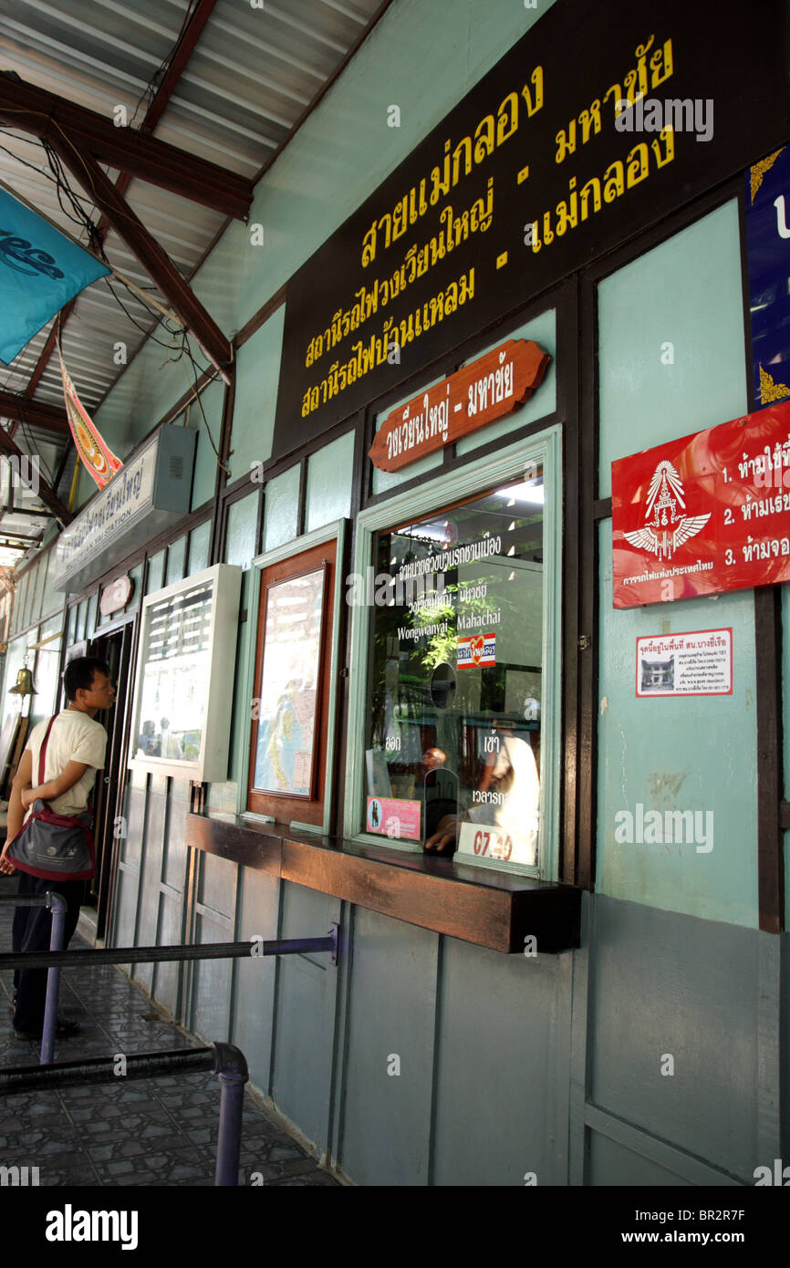 Oficina de venta de billetes de tren en Bangkok Foto de stock