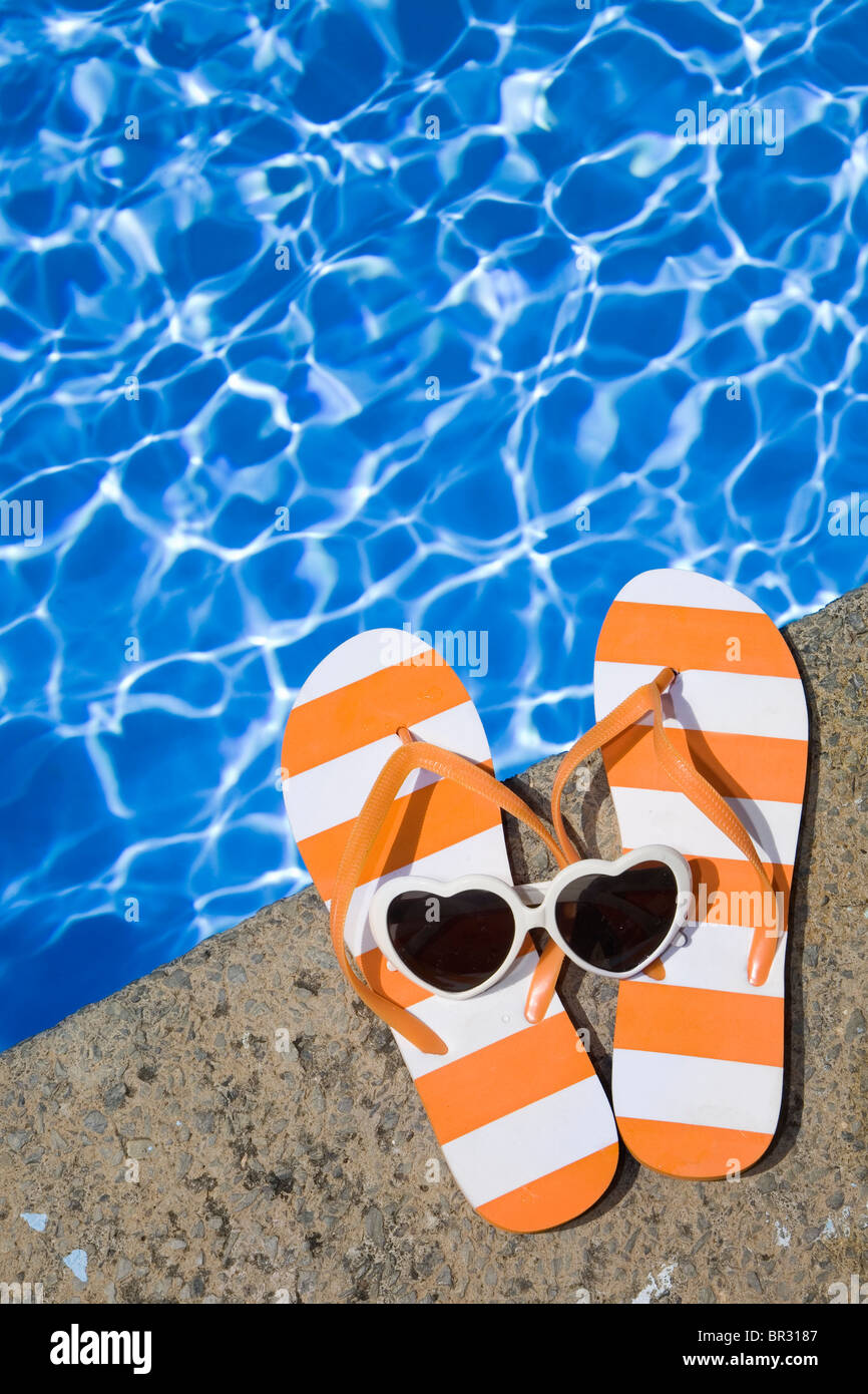 Zapatos de piscina fotografías e imágenes de alta resolución - Alamy