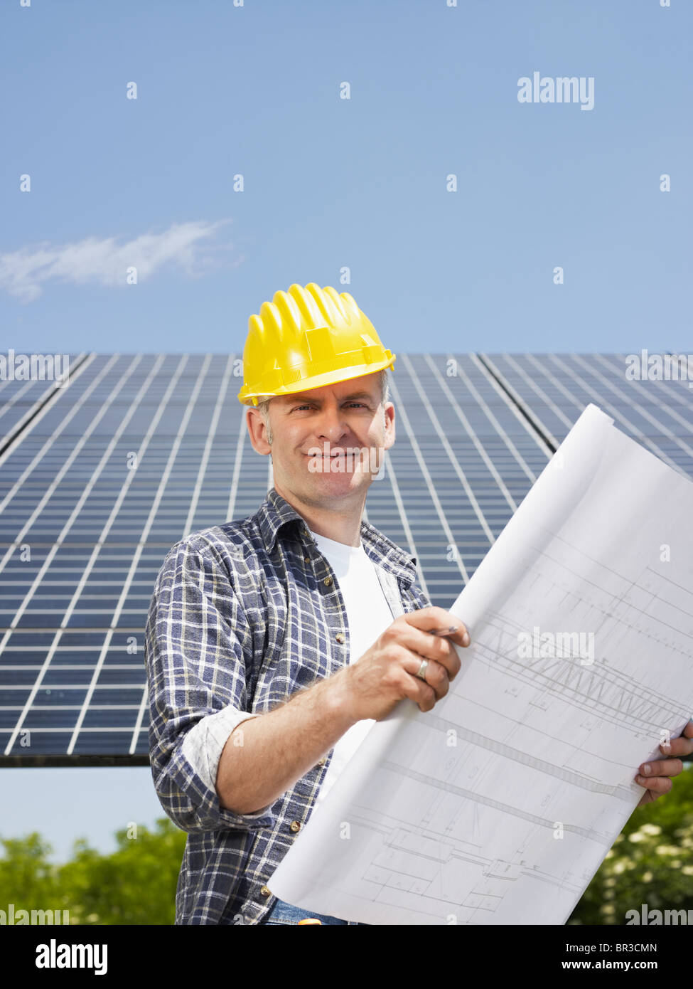 Ingeniero celebración anteproyectos en estación de energía solar Foto de stock