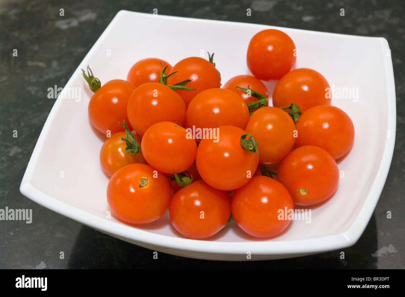 Tazón de vid tomates cereza roja Foto de stock