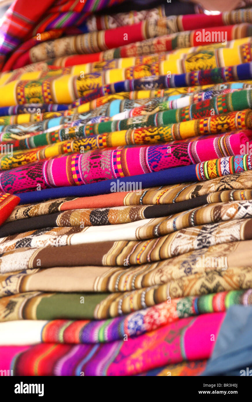 Coloridas mantas y manteles artesanales, mercado de Pisac, Cusco, Perú,  América del Sur Fotografía de stock - Alamy