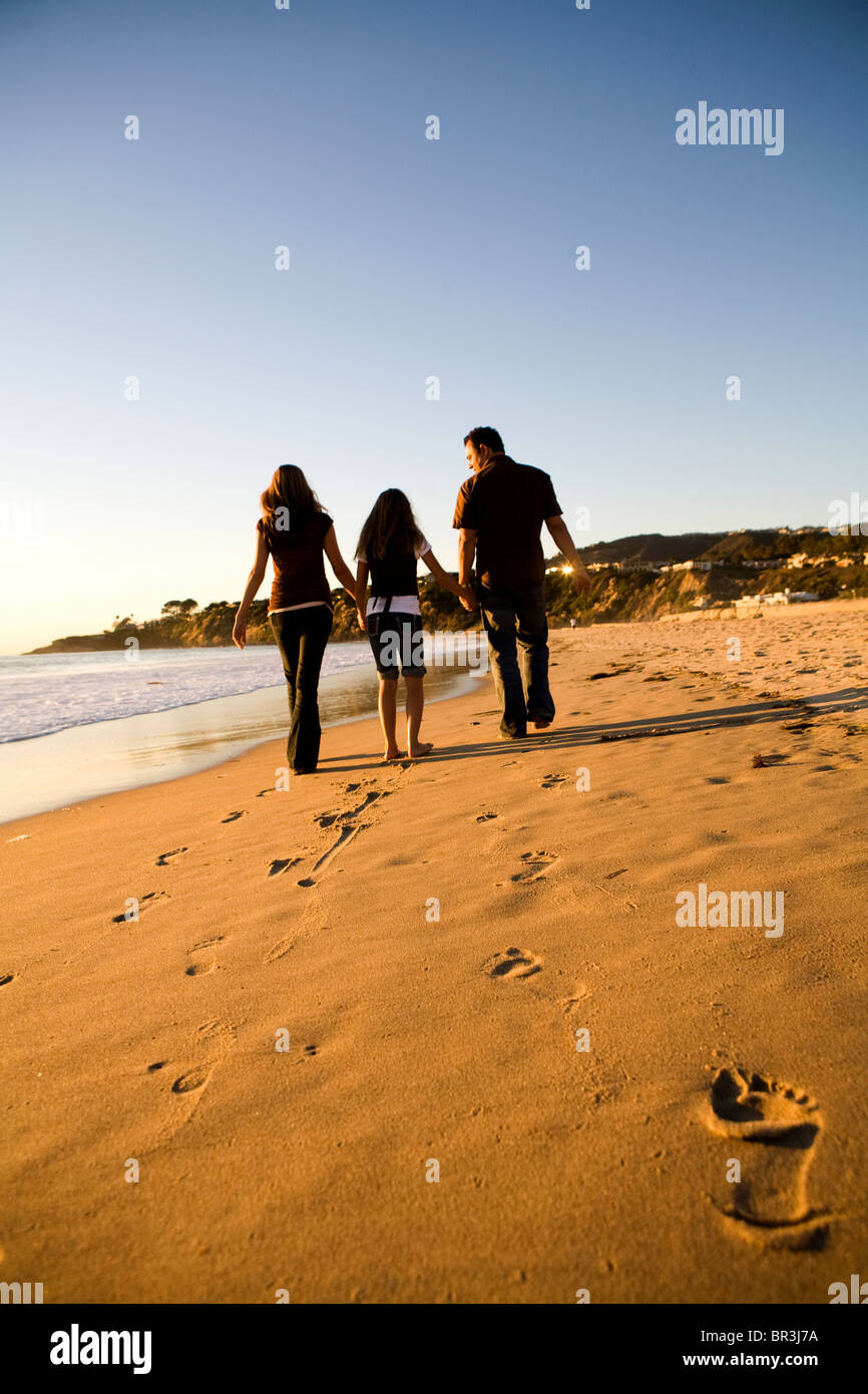 Mama Papa Y La Nina Caminando Por La Playa La Jolla California Fotografia De Stock Alamy