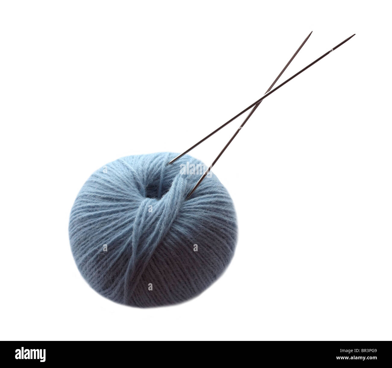 Bola de lana con agujas de tejer. Aislado sobre un fondo blanco. Foto de stock