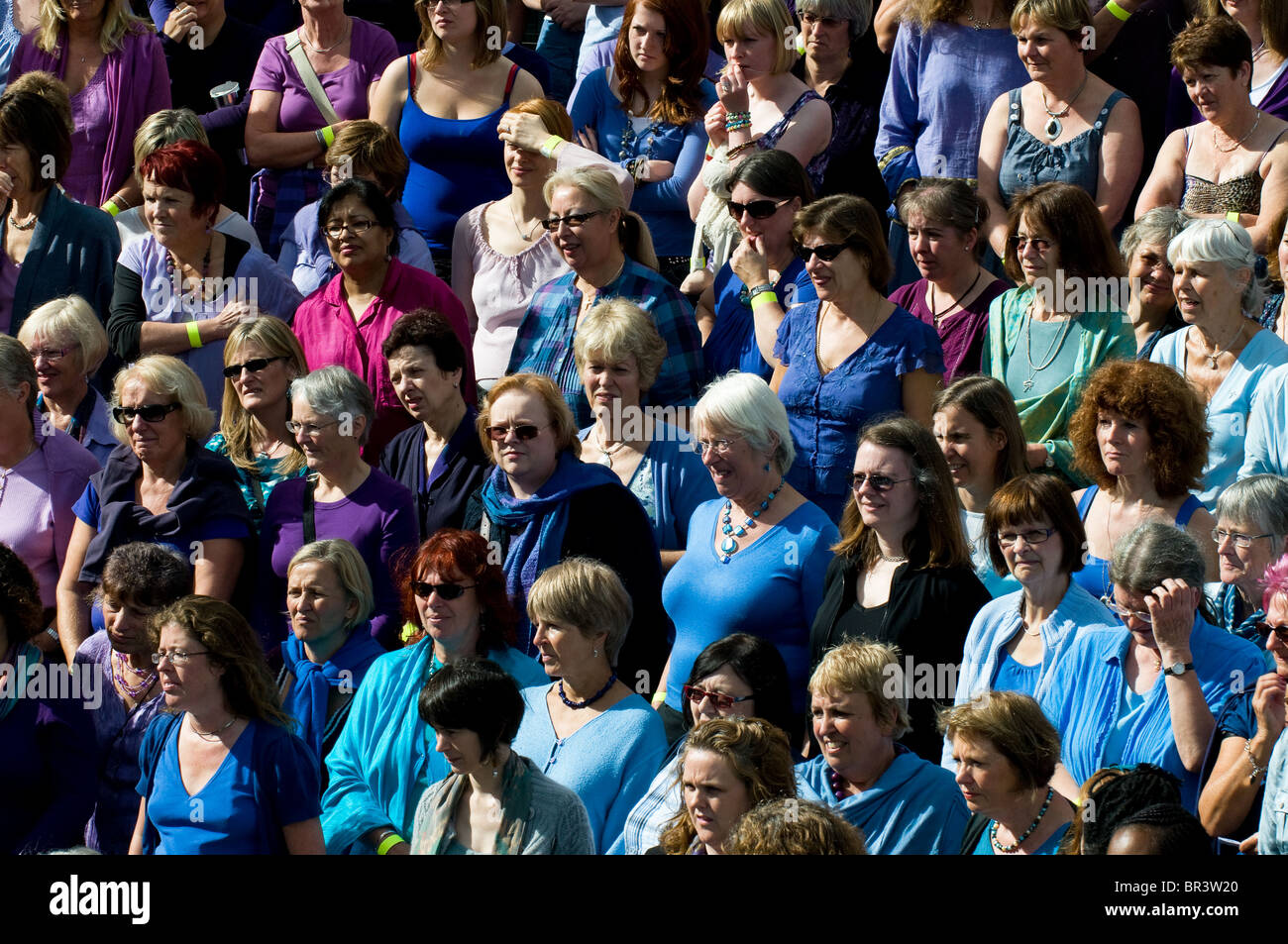 Un grupo numeroso de mujeres. Foto de stock