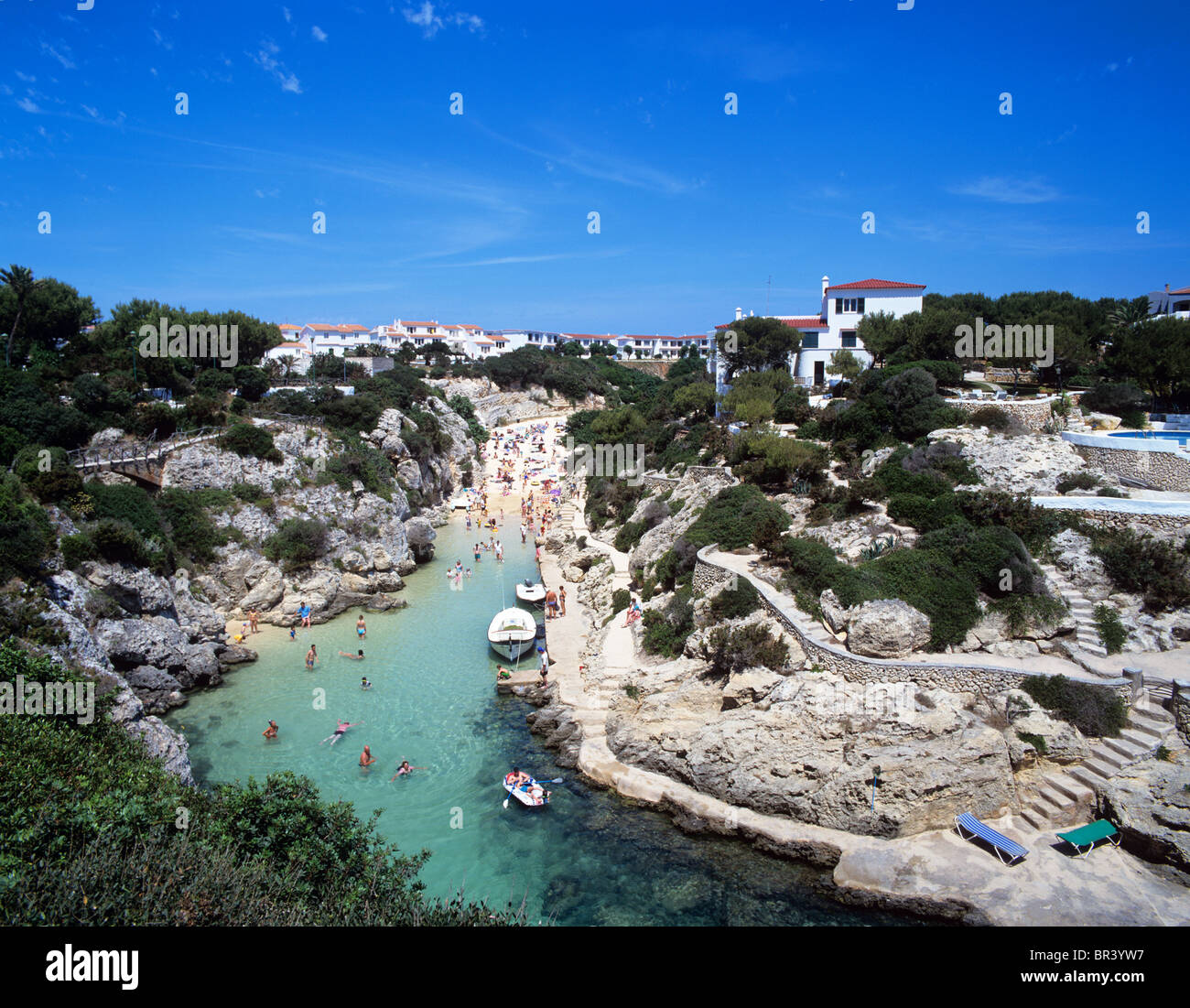 Menorca - Cala en el pintoresco pueblo de Cala'n Forcat situado en la costa oeste cerca de Ciudadela. Foto de stock