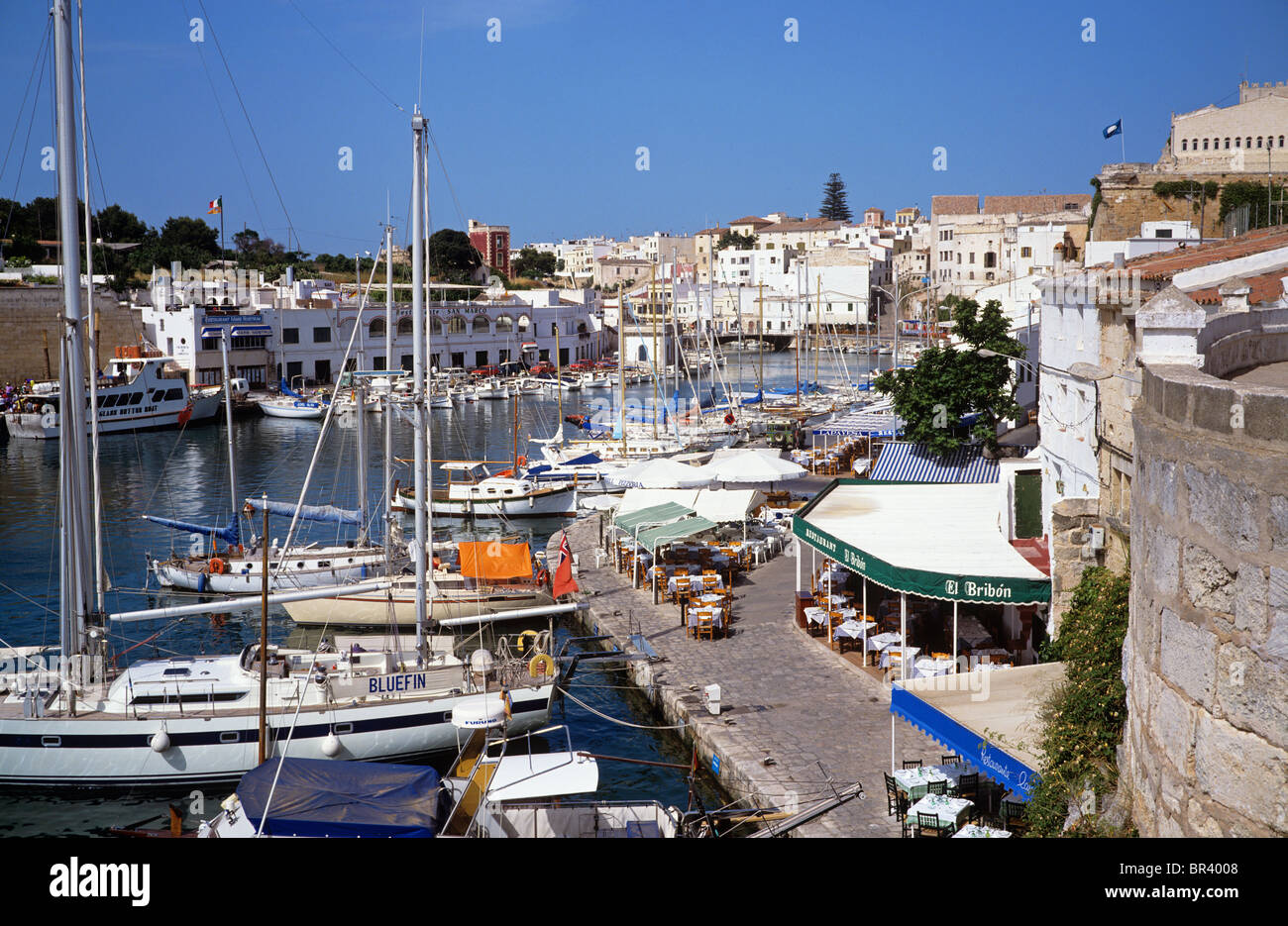 Vista sobre el viejo puerto de Ciudadela, antigua capital de Menorca Foto de stock