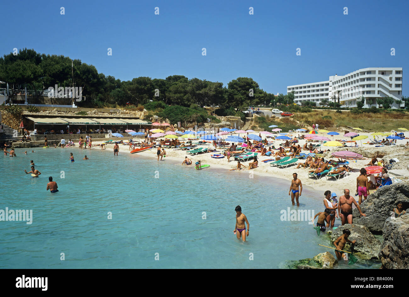 Menorca - atractiva playa de Cala Blanca cerca de Ciudadela, en la costa oeste Foto de stock