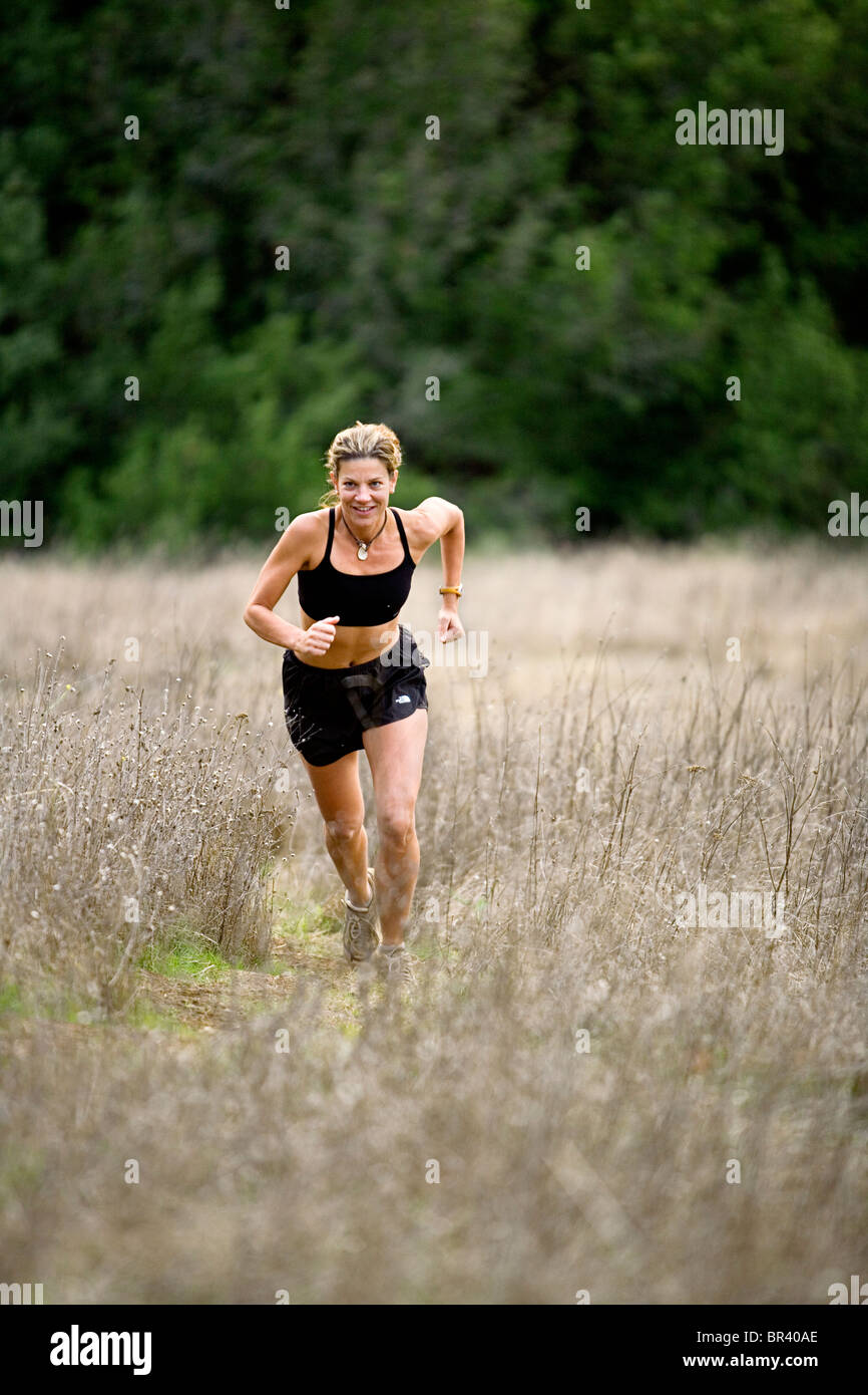 Mujer trail running. Foto de stock