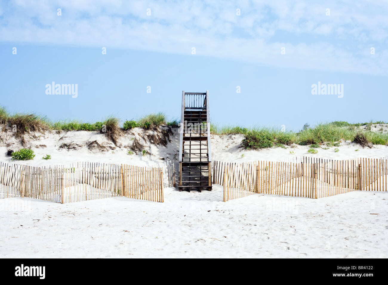 Una escalera conduce a la playa de los Hamptons, en el estado de Nueva York. Foto de stock