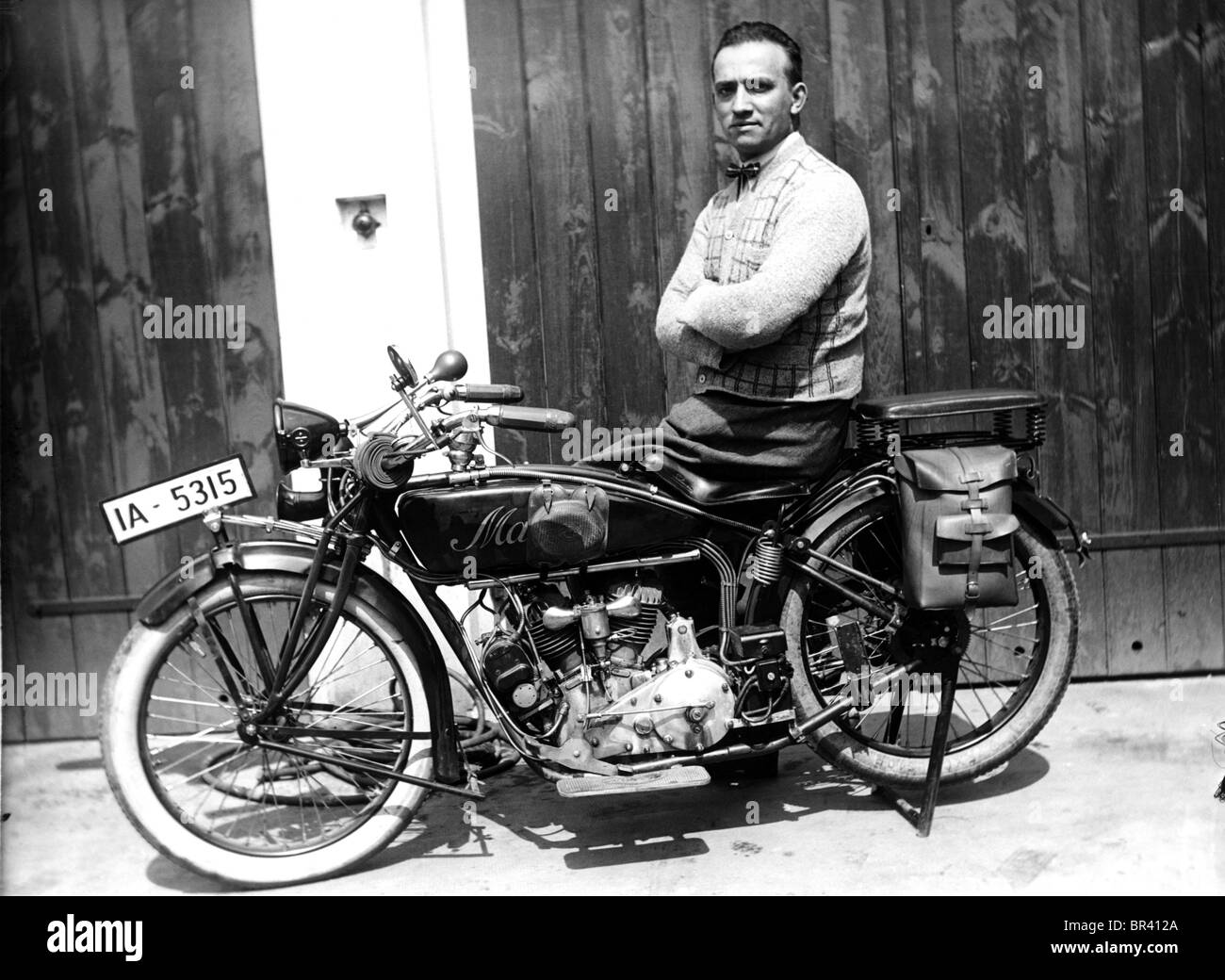 Imagen histórica, el hombre en una motocicleta, ca. 1922 Foto de stock