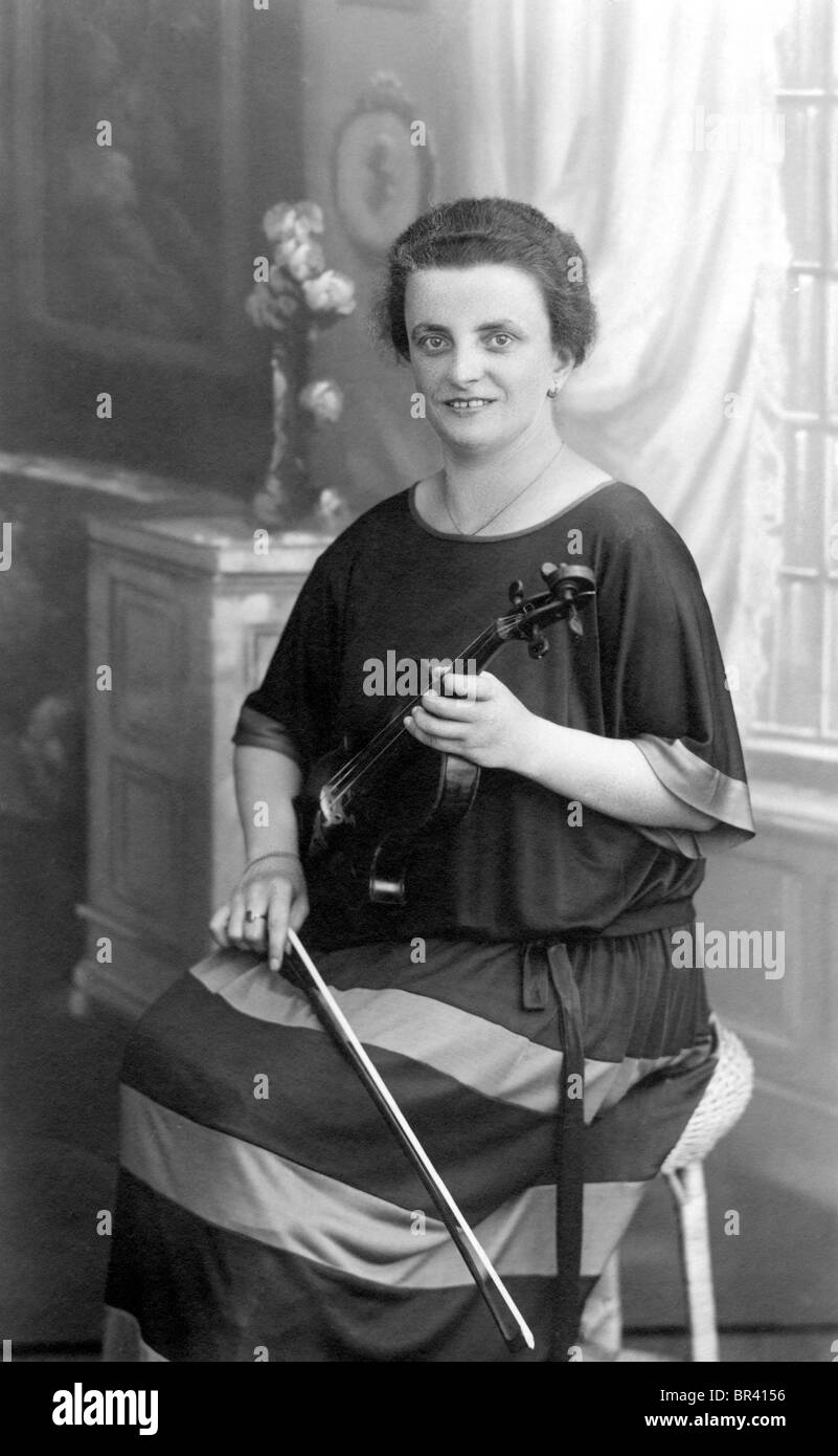 Imagen histórica, mujer con un violín, ca. 1926 Foto de stock