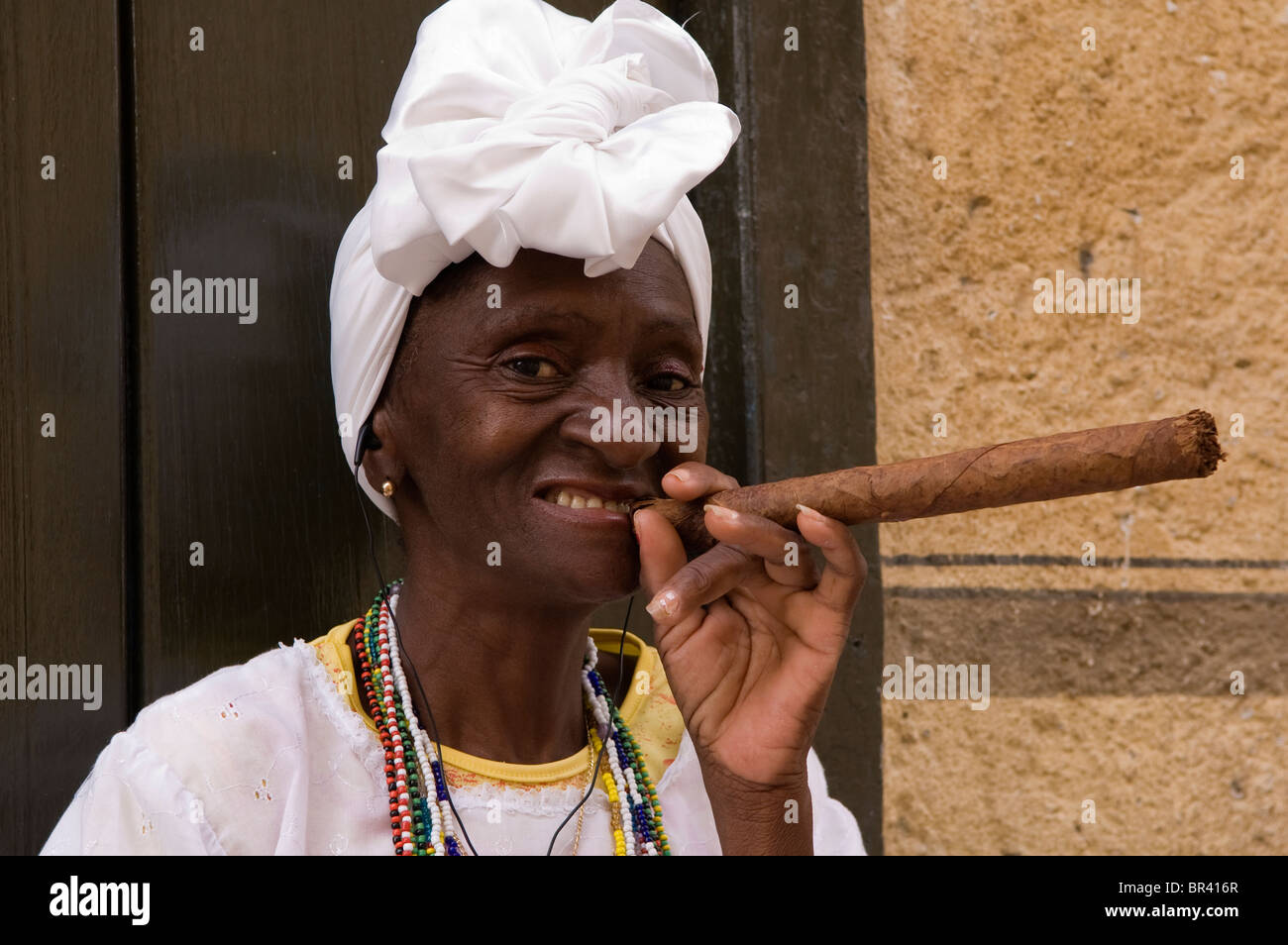 Mujer con un cigarro en La Habana. Foto de stock
