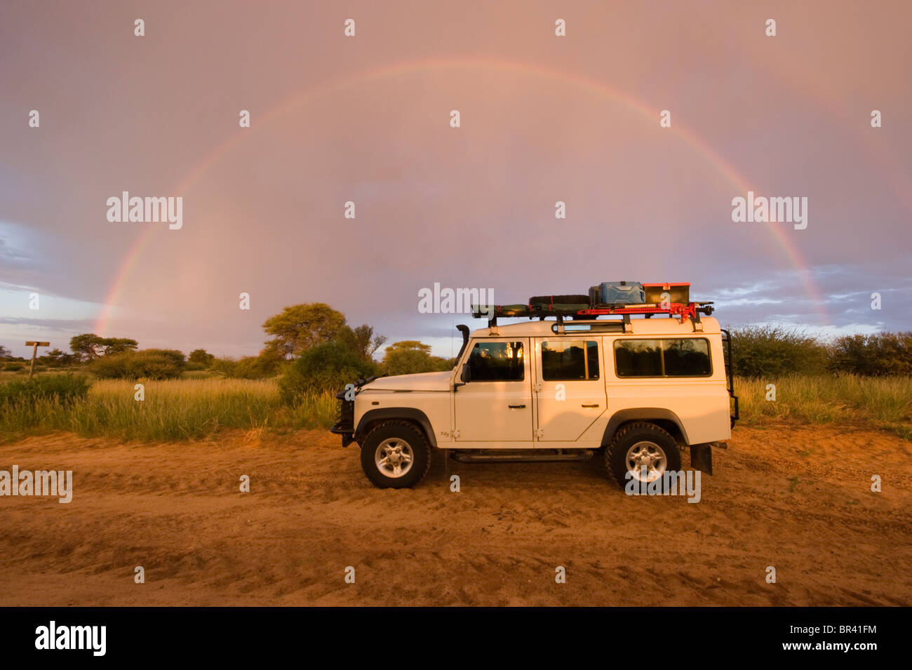 Arco iris sobre un Land Rover Foto de stock