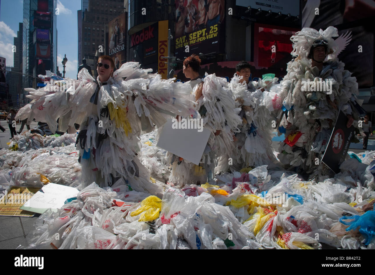 El monstruo de la bolsa se detiene en Times Square en Nueva York para  educar a los consumidores sobre el impacto ambiental de las bolsas de  plástico Fotografía de stock - Alamy