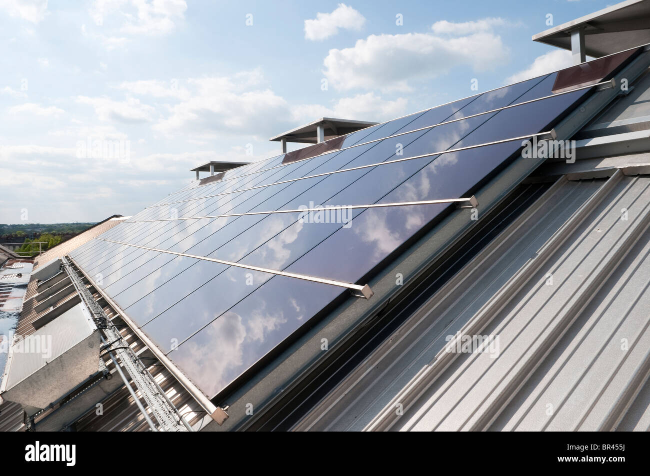 Los paneles solares fotovoltaicos (células) sobre un techo en el centro de Swindon, Wiltshire, Inglaterra. Foto de stock