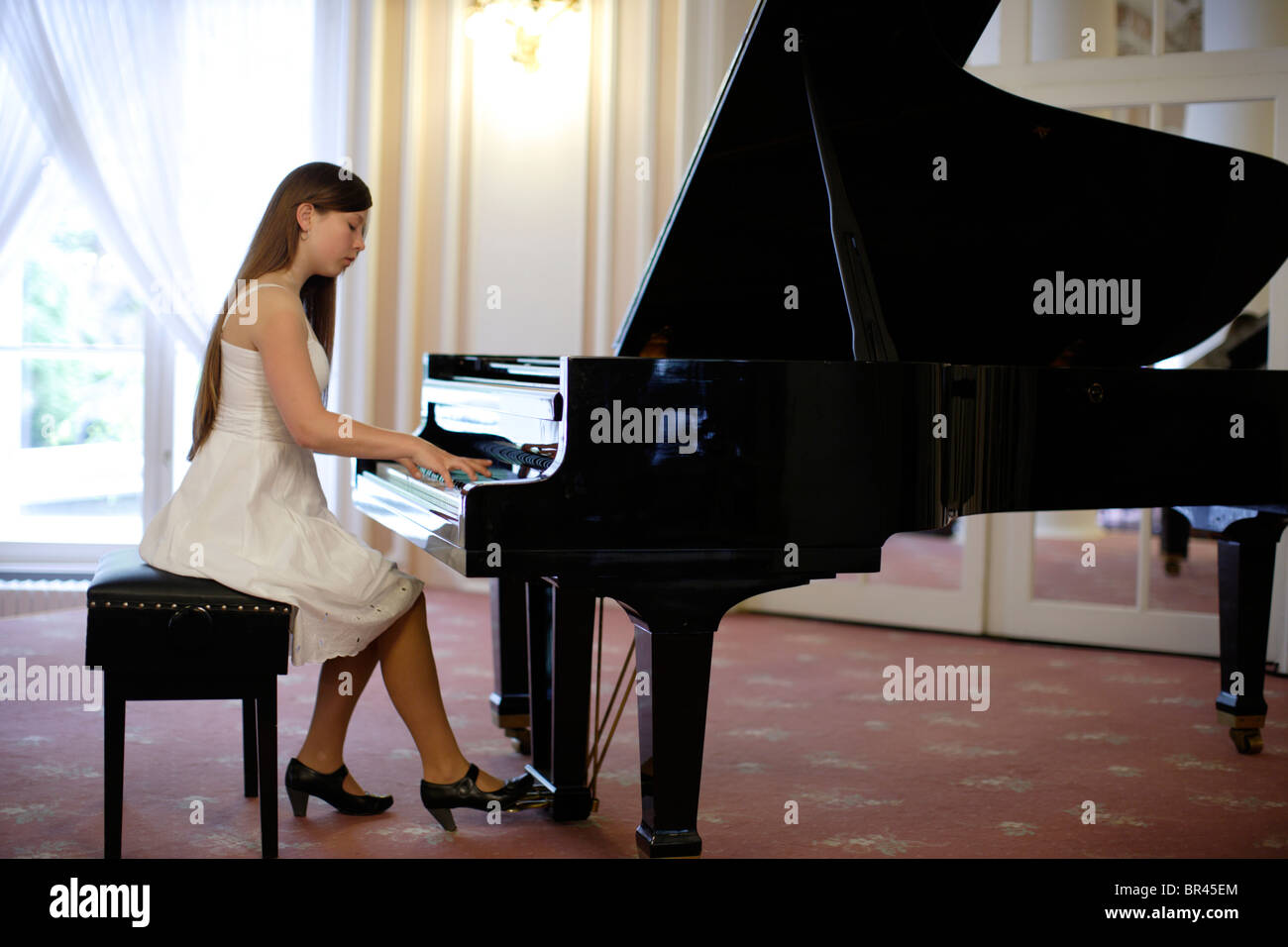 Mujer tocando el piano Fotografía de Alamy