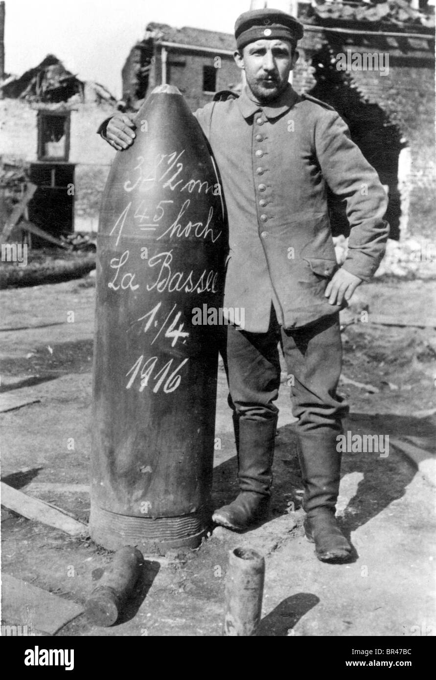Imagen histórica, soldado de pie junto a una bomba, ca. 1916 Foto de stock