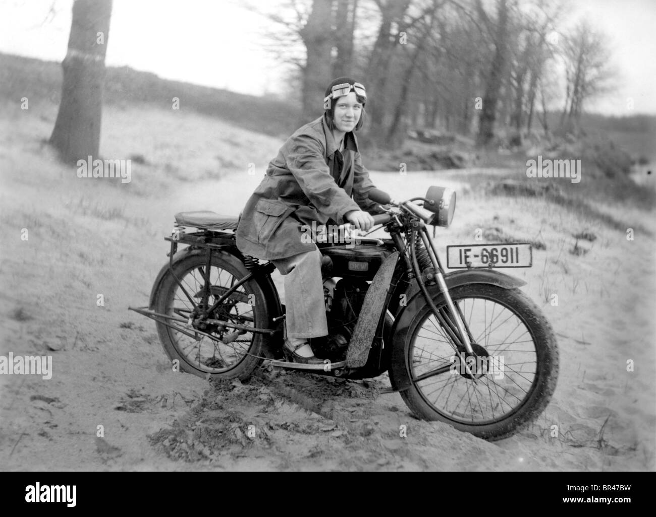 Imagen histórica, mujer en una motocicleta, ca. 1922 Foto de stock