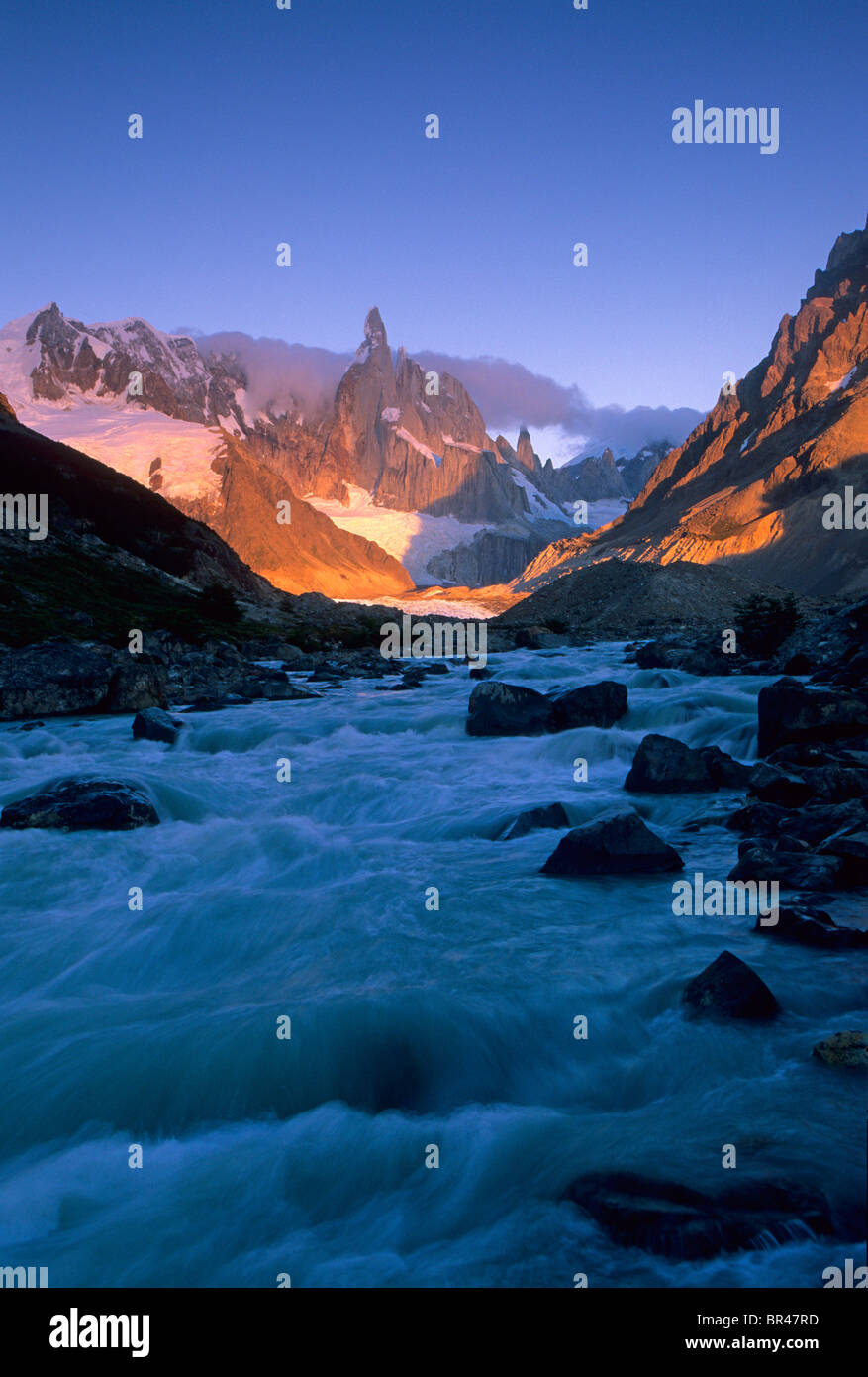 Las luces del amanecer un paisaje de montaña en la Patagonia, Argentina. Foto de stock