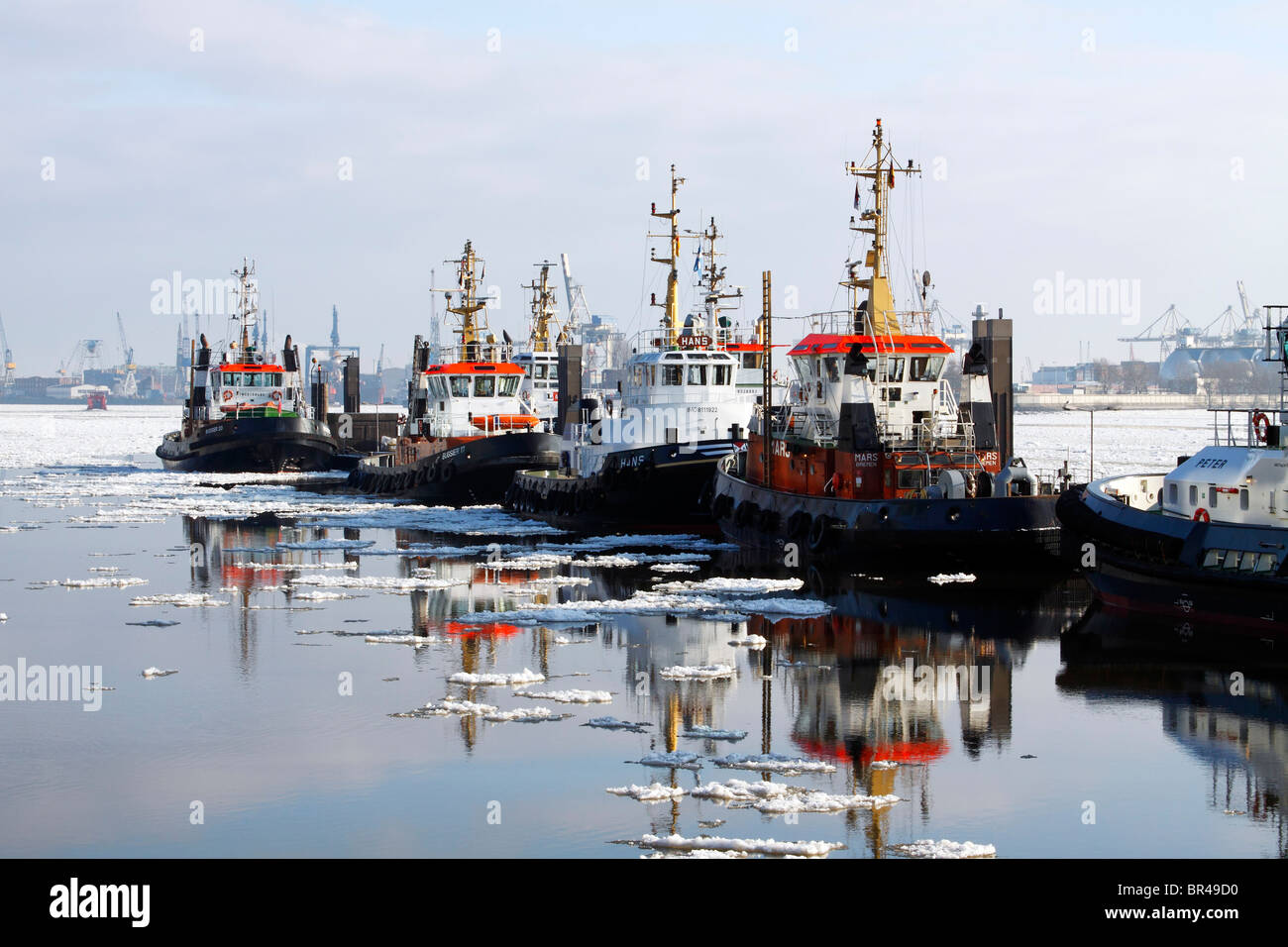 Los buques, remolcadores en el puerto de Hamburgo en invierno en las gélidas aguas del río Elba, Neumuehlen wharf, Hamburgo, Alemania, Europa Foto de stock