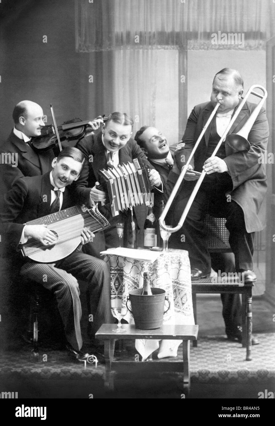 Imagen histórica, feliz músicos, ca. 1911 Foto de stock
