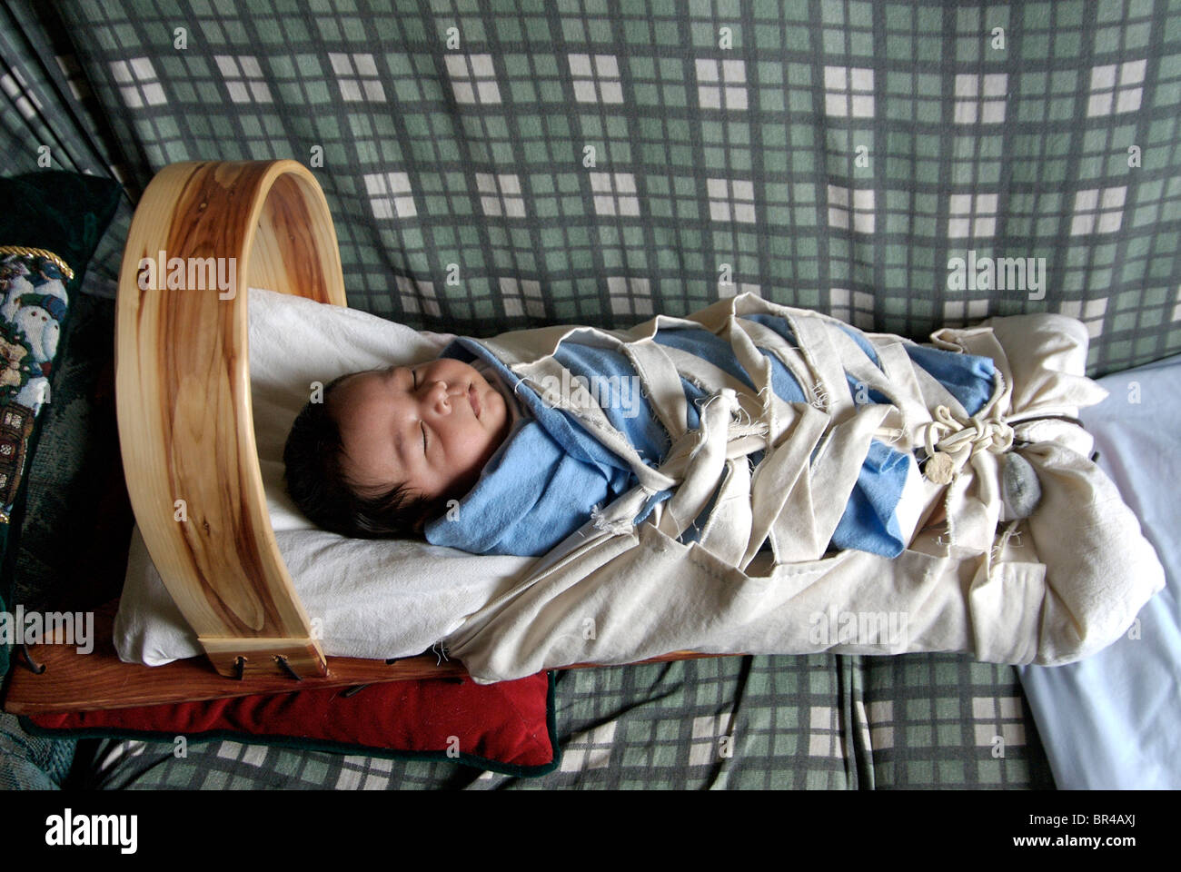 Un bebé con madre hopi y navajo padre duerme envuelva en un tablero en casa  en la Reservación Navajo en Rocky Ridge Fotografía de stock - Alamy