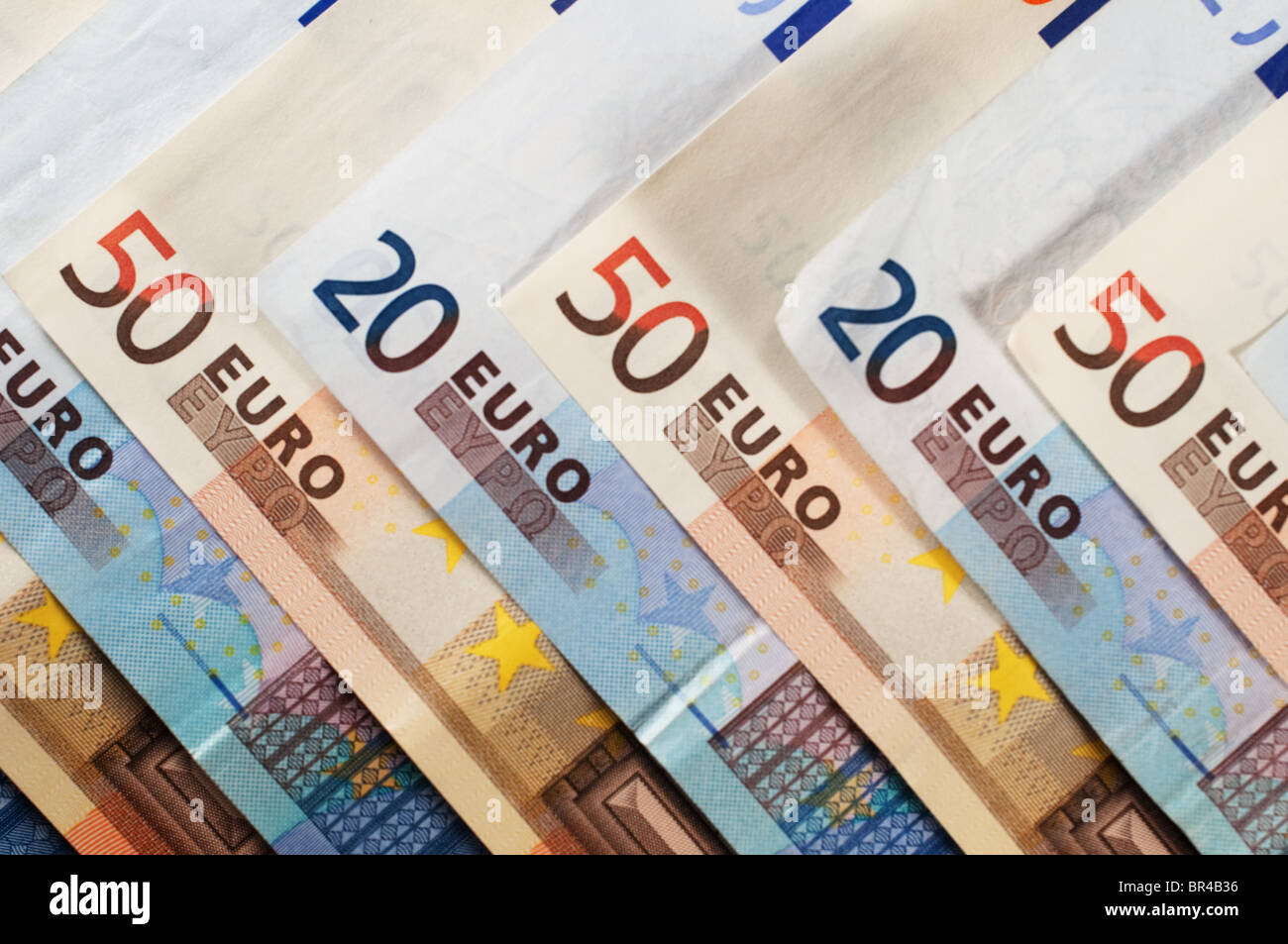 Los billetes en euros, 59 euros y 20 euros en capas Foto de stock