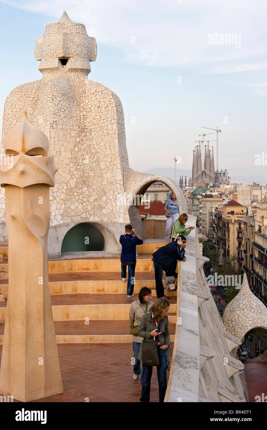 Aireadores extrañamente formados y chimeneas en el techo de la Casa Milà, Barcelona, España, Europa Foto de stock