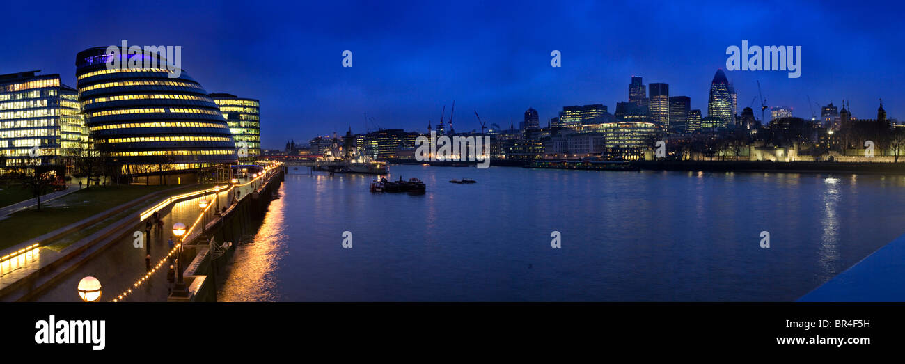 El edificio de la Asamblea de Londres (City Hall), el río Támesis y el horizonte de la ciudad, Londres, Inglaterra Foto de stock