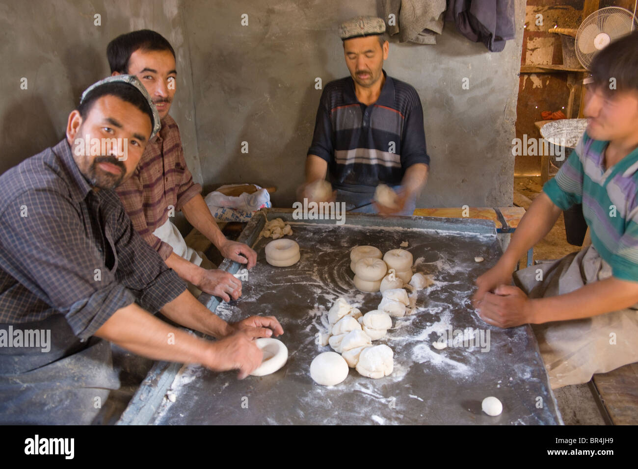 Pueblo Uighur haciendo nangs, Hotan,, Xinjiang, China Foto de stock