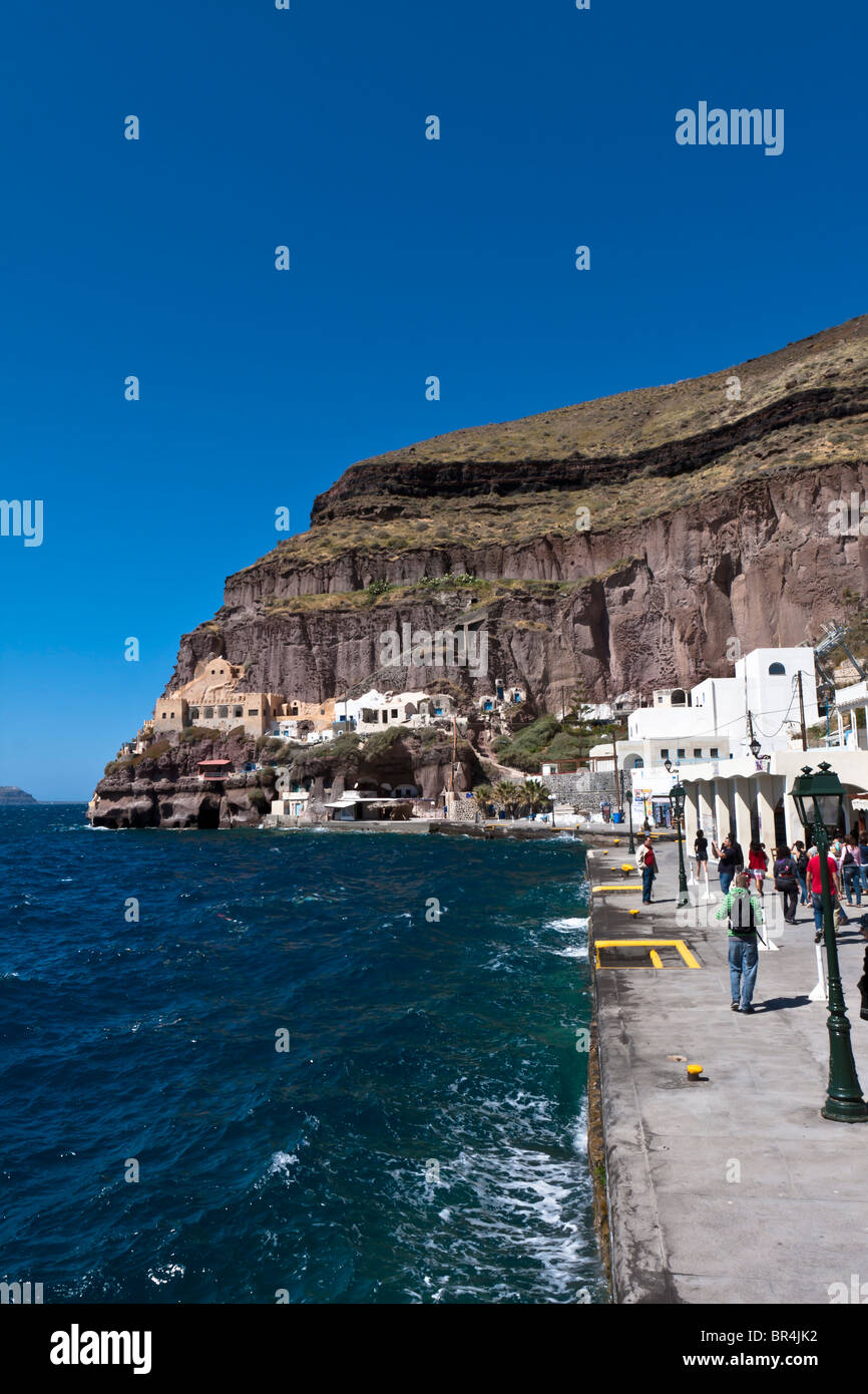 Vista parcial del puerto de Santorini Foto de stock