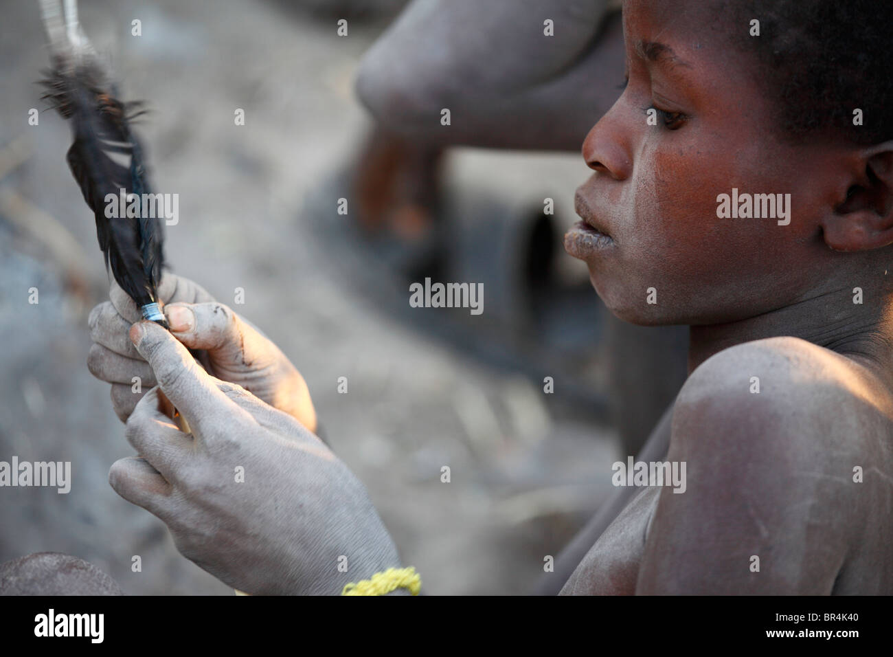 Hadza boy preparando una flecha, la zona del lago Eyasi, Tanzania Foto de stock