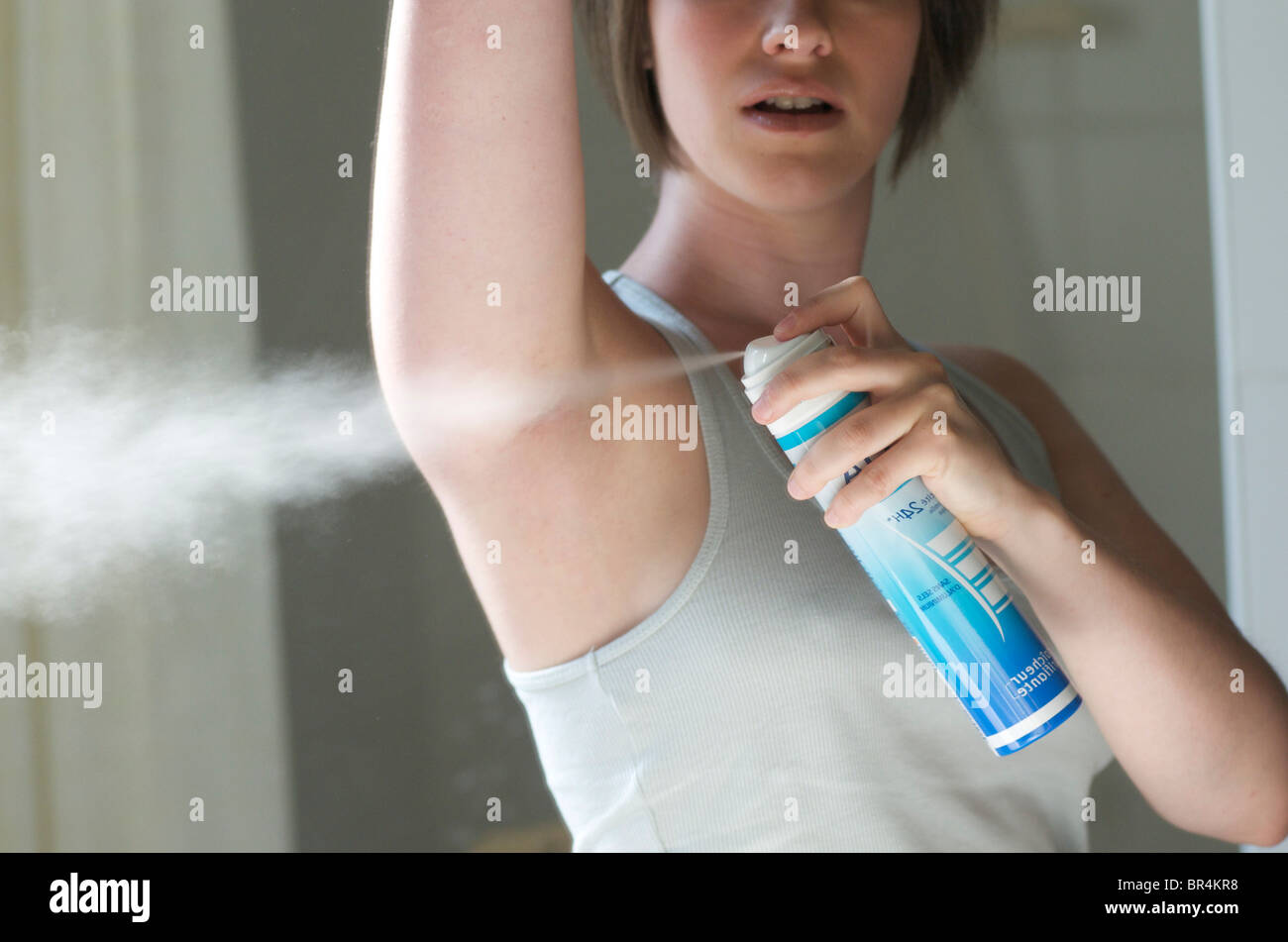 Deodorant spray fotografías e imágenes de alta resolución - Alamy