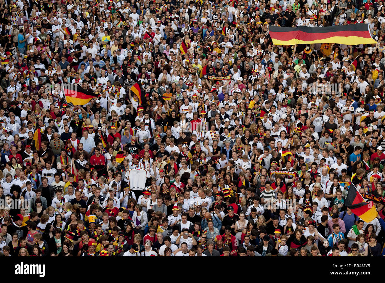 Los fanáticos del fútbol durante la Copa Mundial de la FIFA 2010 en la Fanmeile Berlín, Alemania Foto de stock