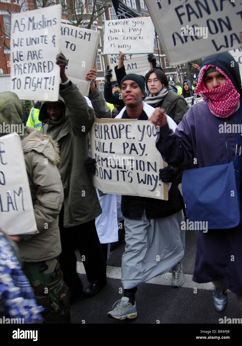 Los manifestantes protestan por la publicación de las caricaturas danesas del profeta Mahoma, Baker Street, Londres. Febrero de 2006 Foto de stock