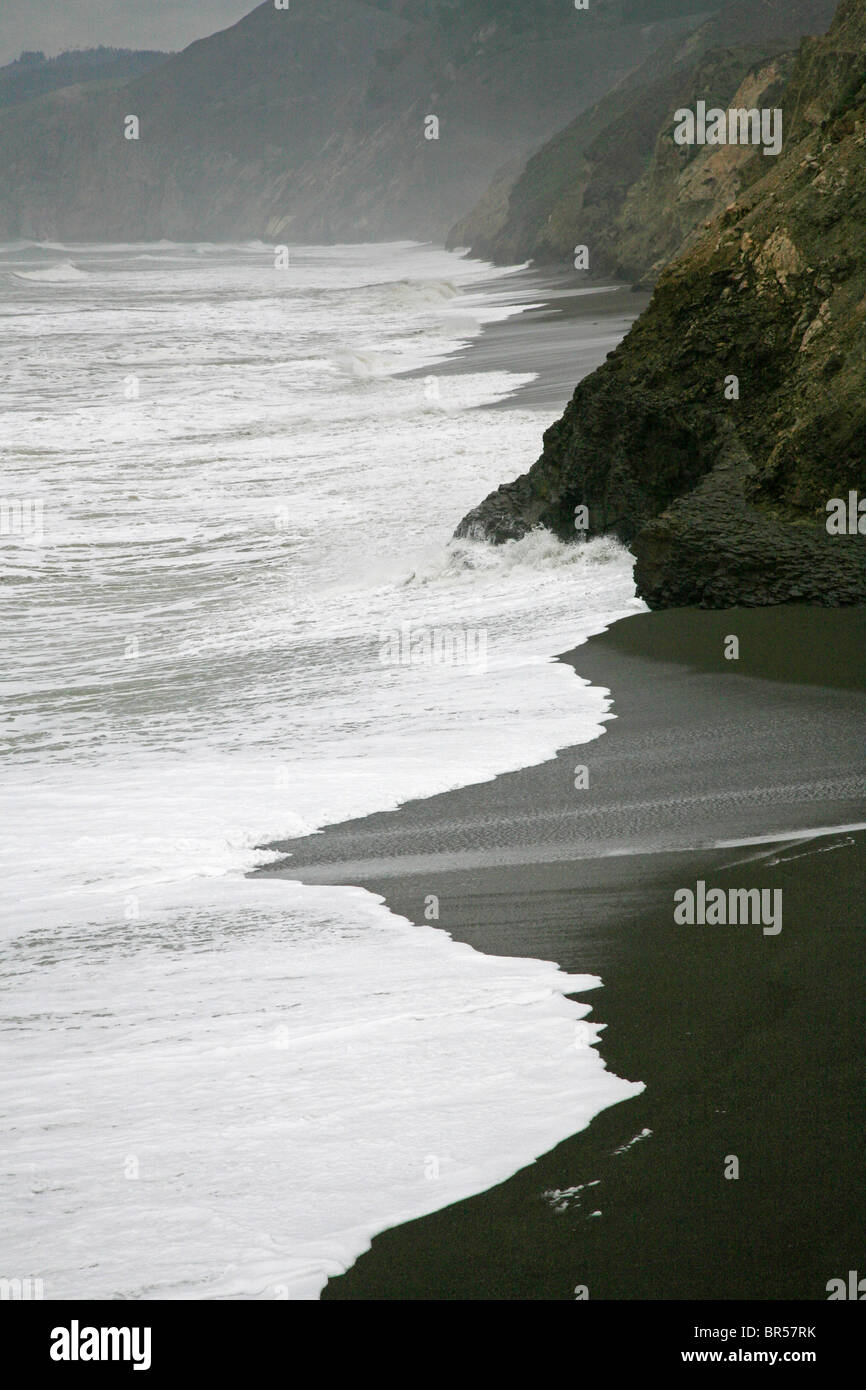 Las olas del Océano Pacífico en una playa de arena negra en la costa TRAIL - Point Reyes National Seashore, CALIFORNIA Foto de stock