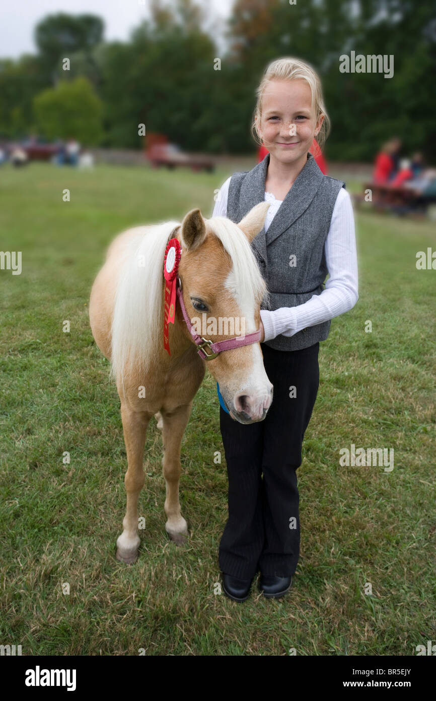 América del Norte Canadá Ontario chica con pony y el primer lugar en la feria agrícola de cinta Foto de stock