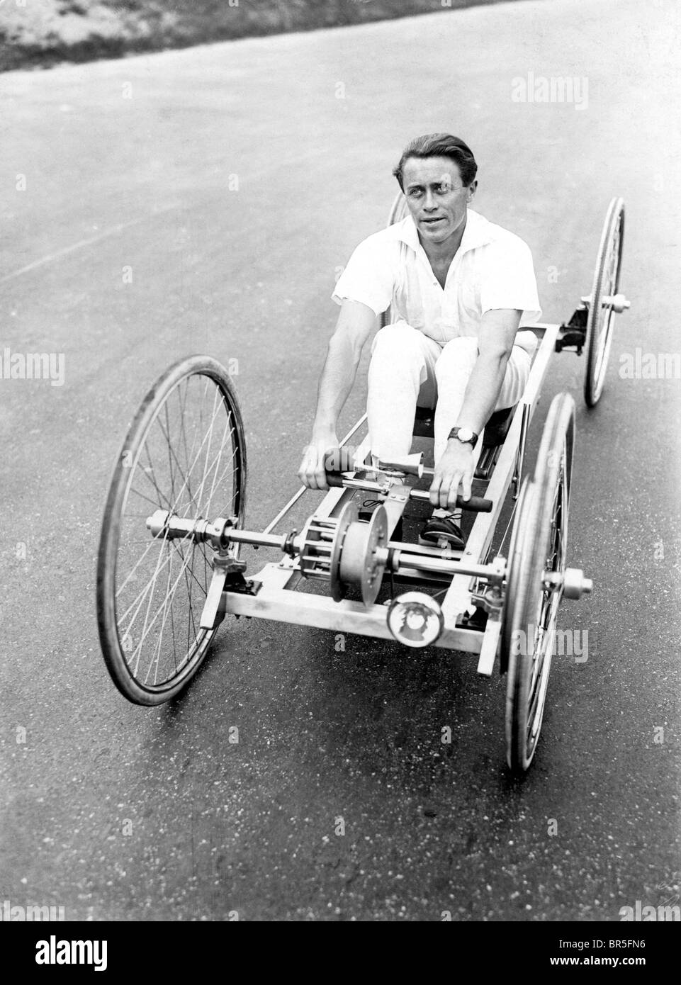 Fotografía Histórica, un extraño hombre montado en bicicleta, alrededor de 1929 Foto de stock
