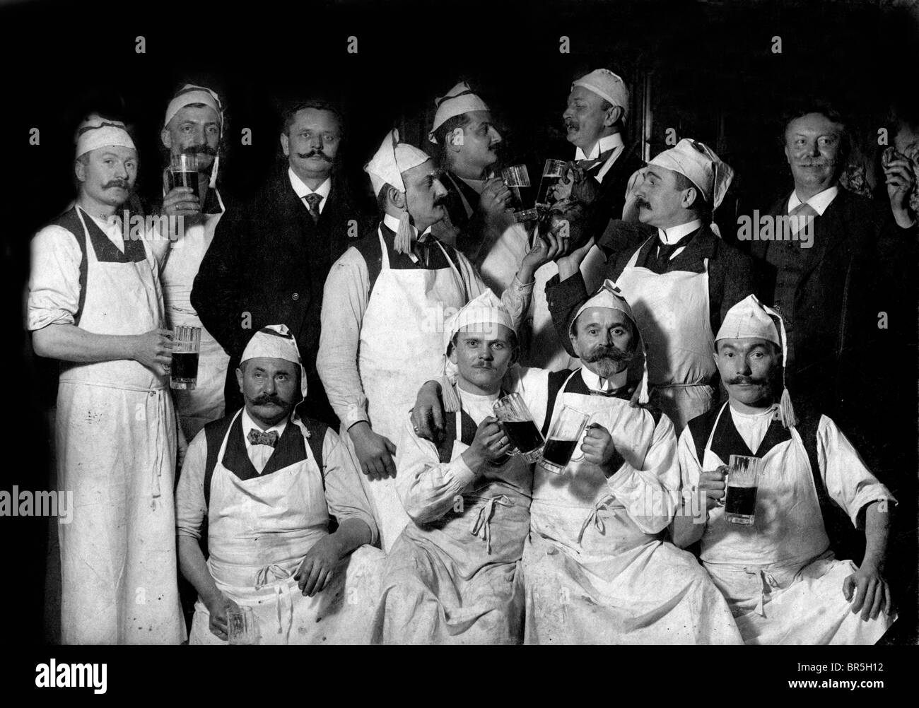 Fotografía Histórica, hombres en ropa de trabajo con cerveza, alrededor de 1924 Foto de stock
