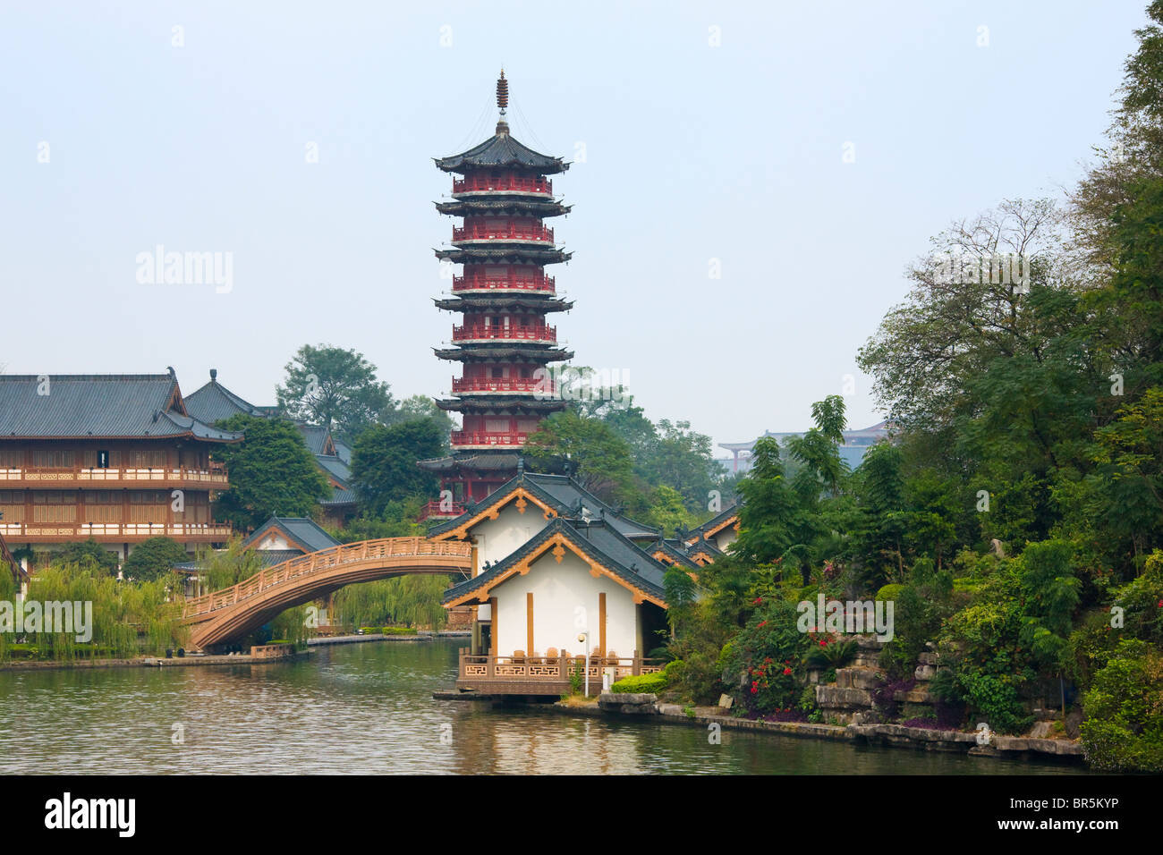 La Pagoda de Sun (también llamado Pagoda dorada) con arquitectura tradicional en el lago Shan, Guilin, Guangxi, China Foto de stock