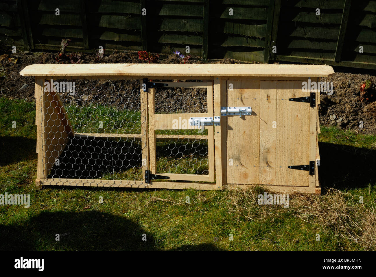 Una pequeña arca de madera para el mantenimiento de aves o mamíferos pequeños. Foto de stock