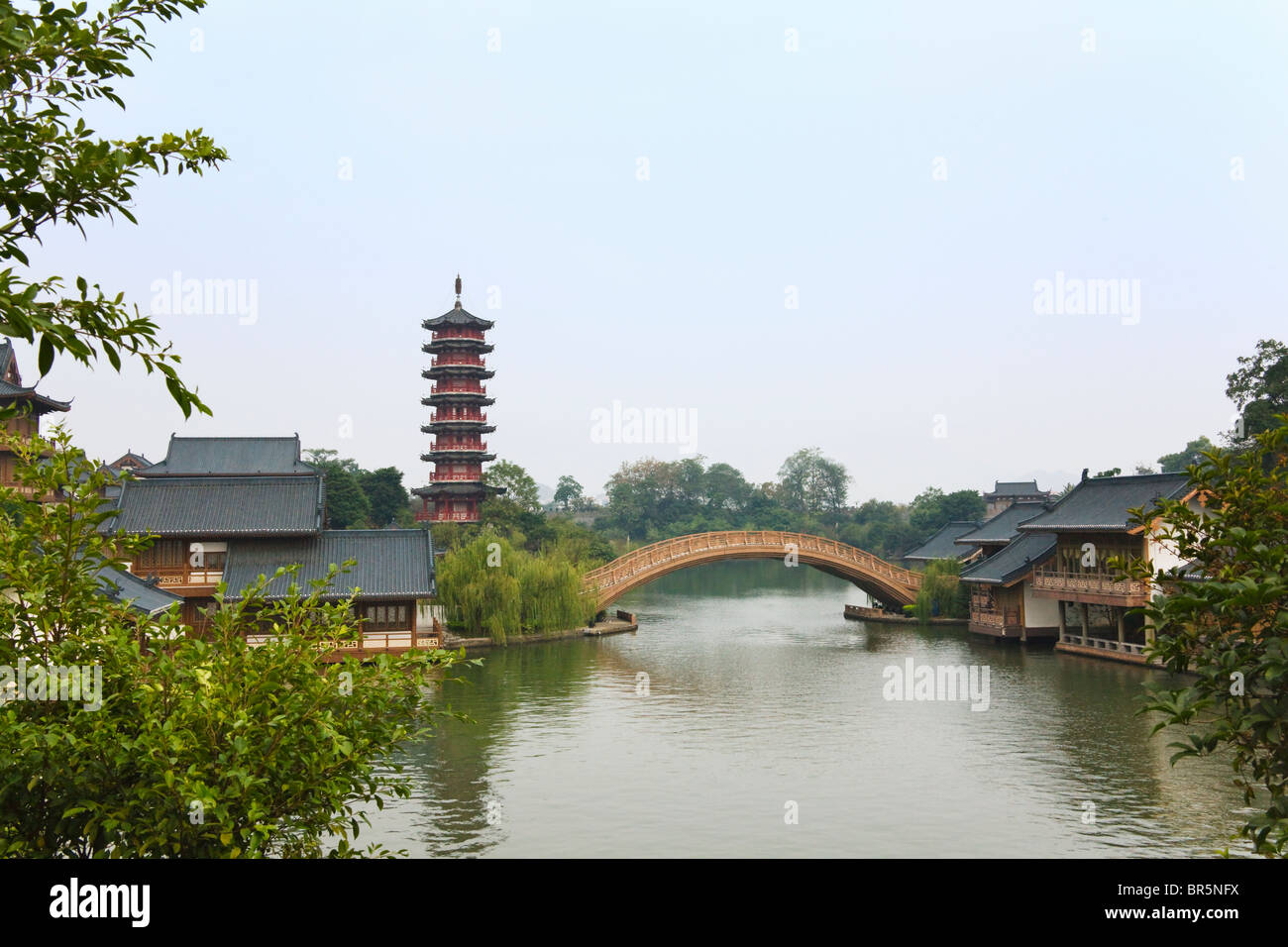 La Pagoda de Sun (también llamado Pagoda dorada) con arquitectura tradicional en el lago Shan, Guilin, Guangxi, China Foto de stock