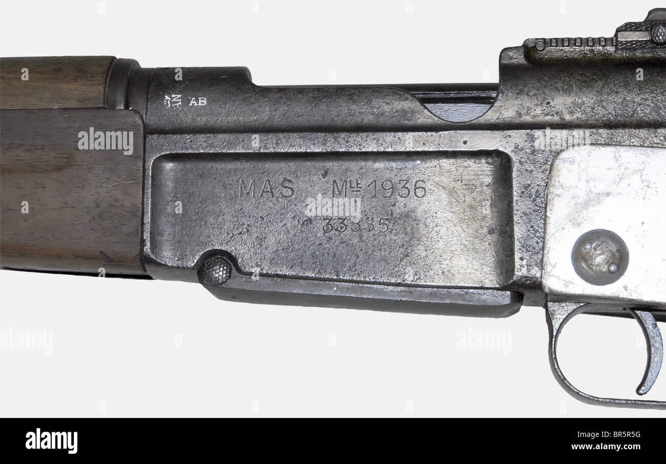 Un rifle paracaidista francés M.A.S.36 C.R.39, (C.R. para 'crosse replicable' = material plegable), calibre 7,5 x 54, número de serie 33885. Material plegable metálico pintado en gris con una eslinga de cuero retráctil. Más corto que un rifle de infantería, este está ligeramente picado y más profundo en el lado del receptor. Falta el tope del perno, se ha cambiado la parte inferior del cargador, se ha soldado negligentemente la protección de la vista delantera. Típico de la guerra de Indochina: Histórico, histórico, siglo XX, arma de fuego, armas de fuego, arma de fuego, armas de fuego, armas, armas, armas, armas, armas, brazo, dispositivo de combate, objeto, objetos, s, Foto de stock