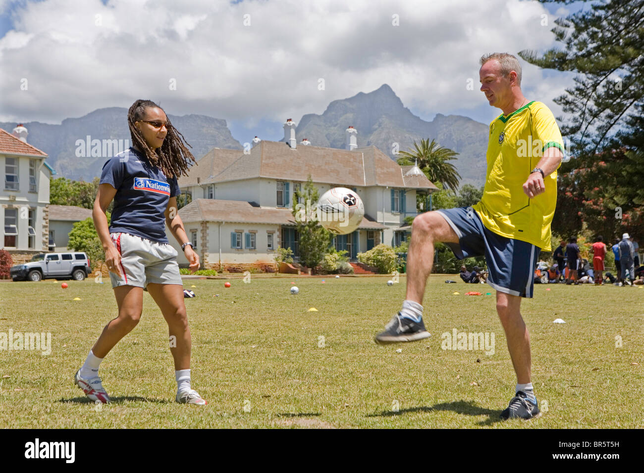 Norman Cook y Hope Powell, calentar en traje de fútbol en Sudáfrica donde están ayudando a la caridad, Coaching para la esperanza. Foto de stock
