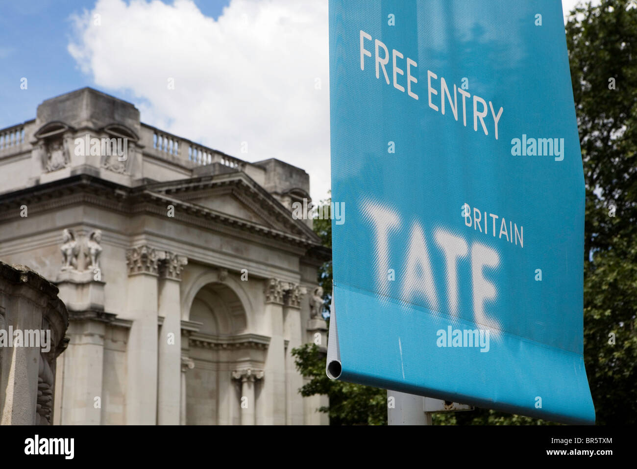 Para firmar la entrada gratuita a la galería Tate Britain. Foto de stock