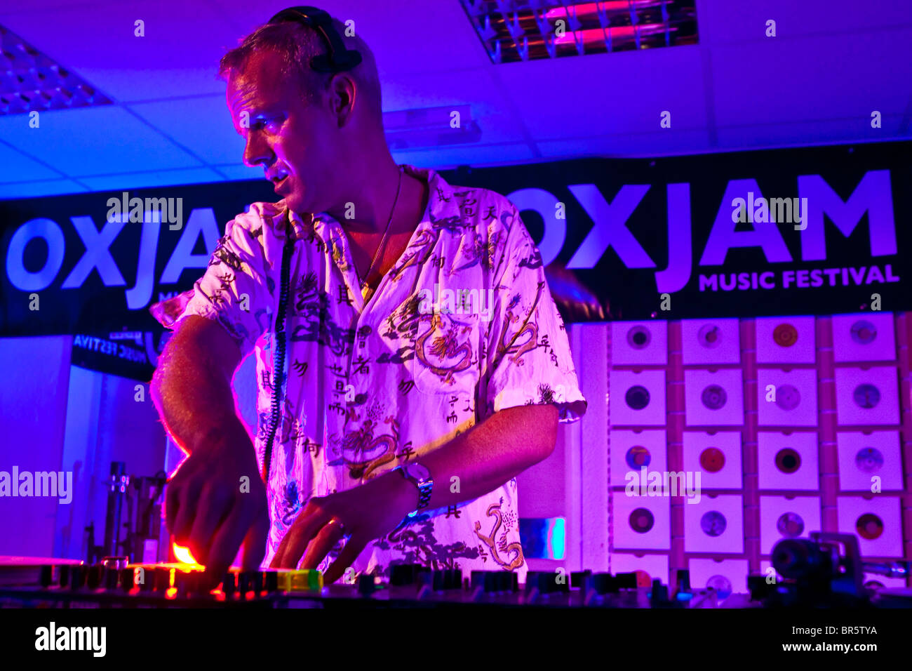 Fatboy Slim (Norman Cook) jugando un juego en el Tooting rama de la tienda benéfica Oxfam como parte de Oxjam 2009. Foto de stock